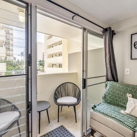 Bright & Cozy Condo Unit With Balcony! 호놀룰루 외부 사진