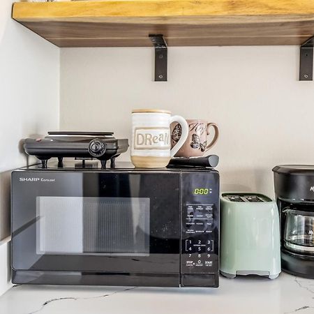 Bright & Cozy Condo Unit With Balcony! 호놀룰루 외부 사진