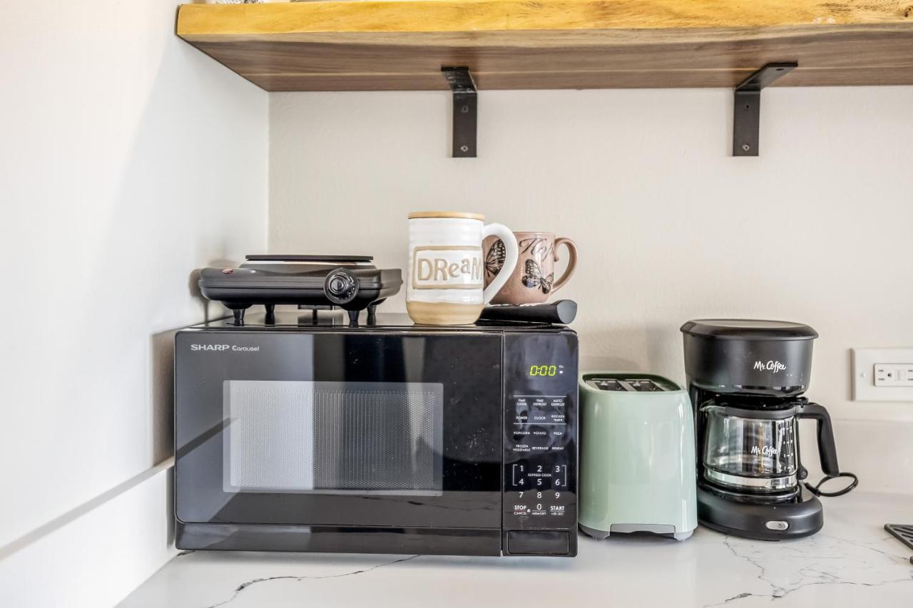Bright & Cozy Condo Unit With Balcony! 호놀룰루 외부 사진
