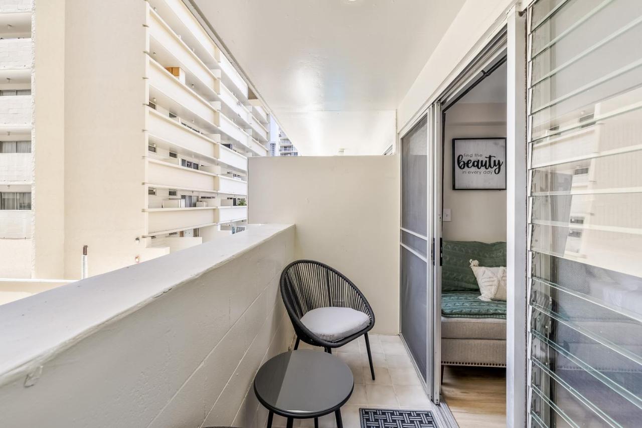 Bright & Cozy Condo Unit With Balcony! 호놀룰루 외부 사진