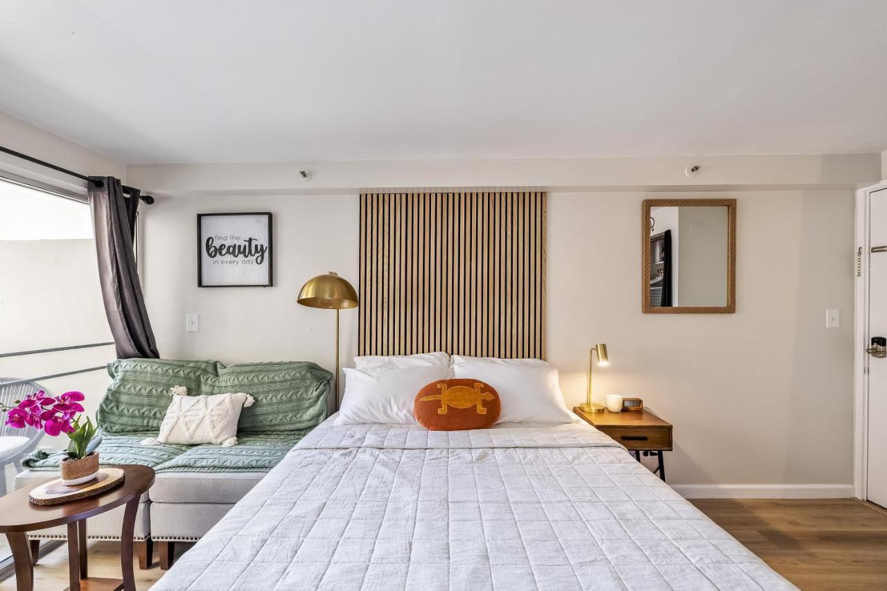 Bright & Cozy Condo Unit With Balcony! 호놀룰루 외부 사진
