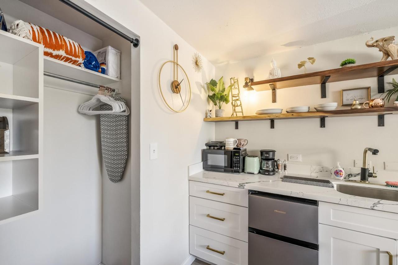 Bright & Cozy Condo Unit With Balcony! 호놀룰루 외부 사진