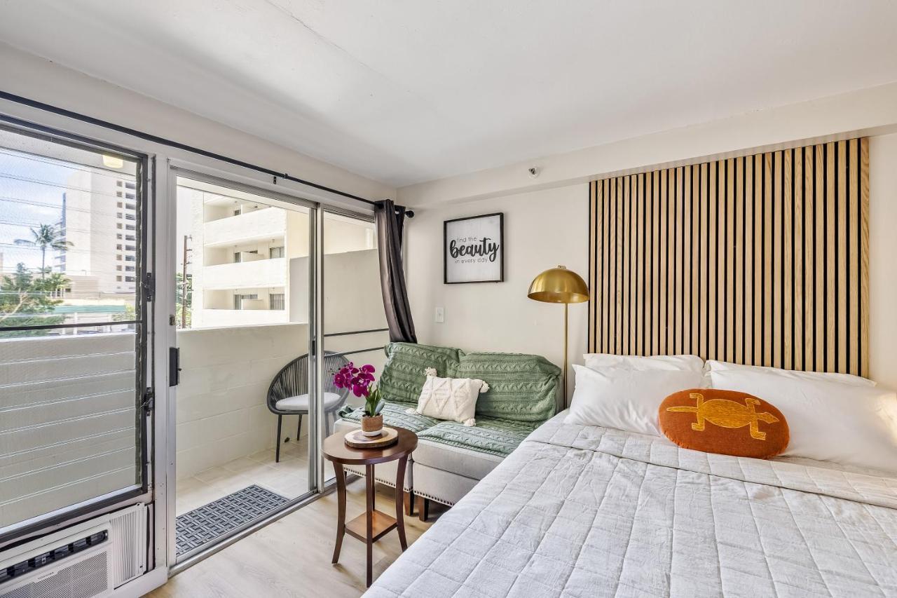 Bright & Cozy Condo Unit With Balcony! 호놀룰루 외부 사진