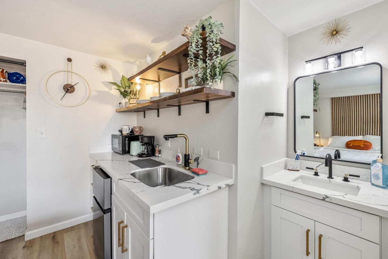 Bright & Cozy Condo Unit With Balcony! 호놀룰루 외부 사진