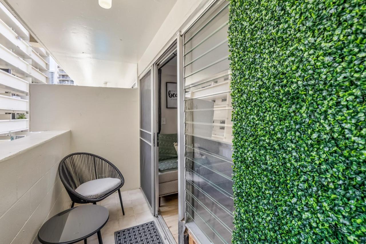 Bright & Cozy Condo Unit With Balcony! 호놀룰루 외부 사진
