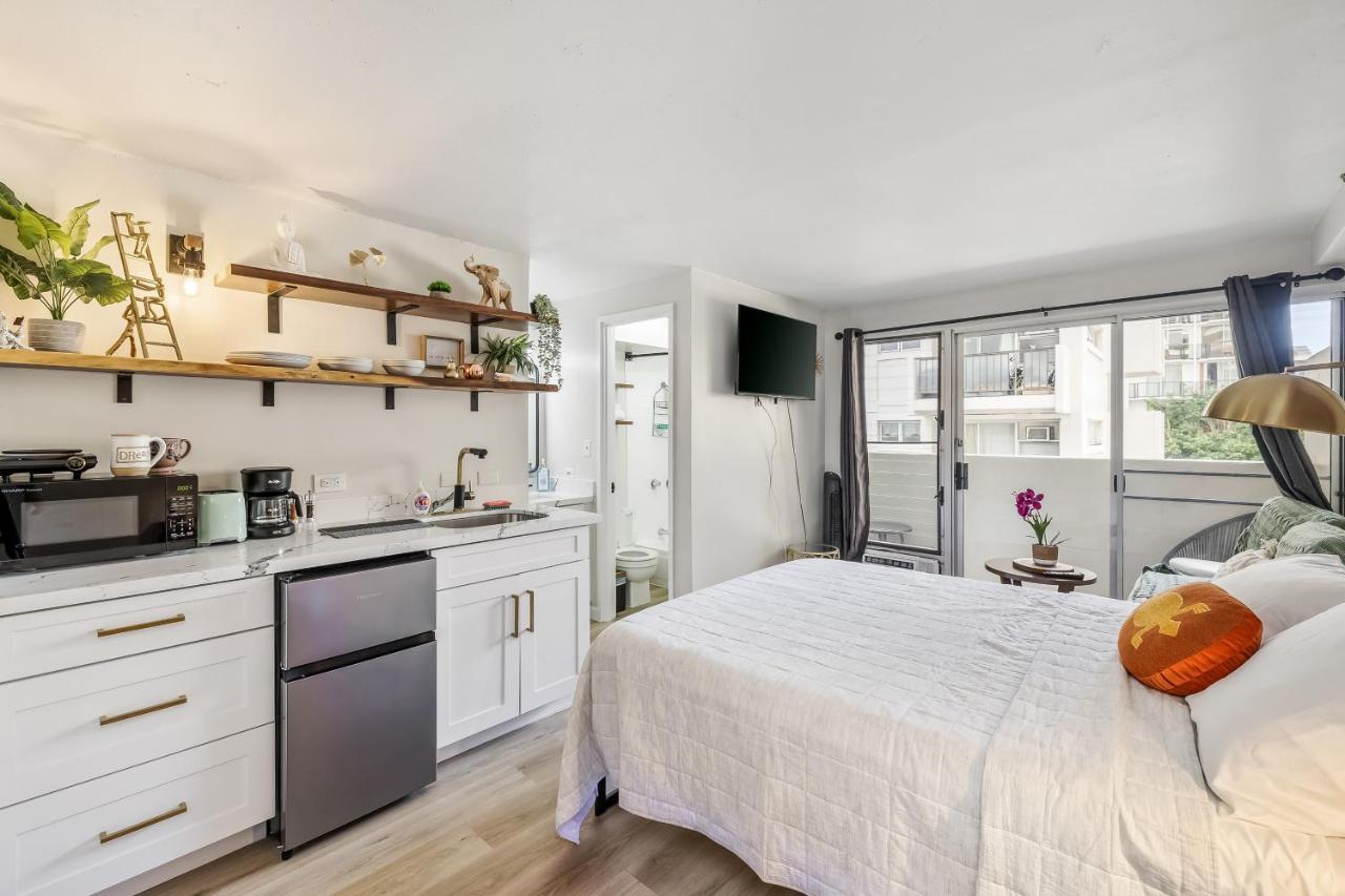 Bright & Cozy Condo Unit With Balcony! 호놀룰루 외부 사진