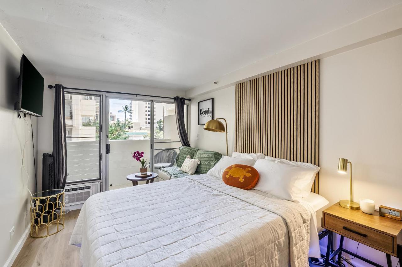 Bright & Cozy Condo Unit With Balcony! 호놀룰루 외부 사진
