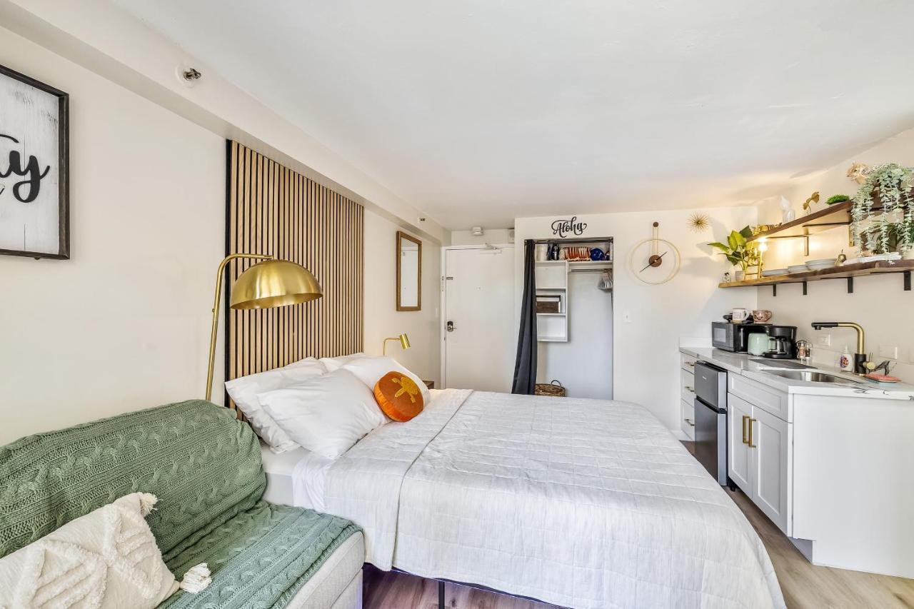 Bright & Cozy Condo Unit With Balcony! 호놀룰루 외부 사진