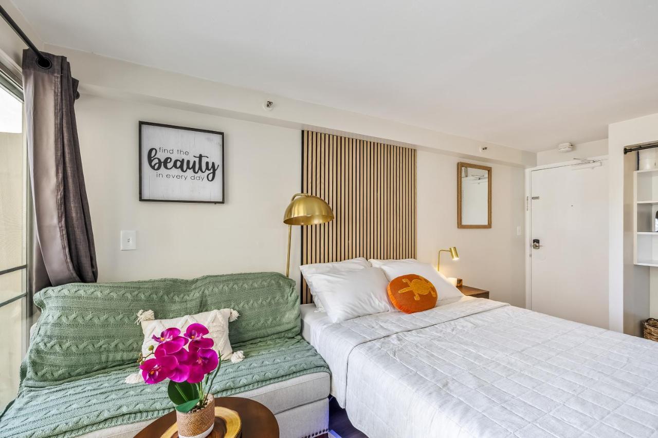 Bright & Cozy Condo Unit With Balcony! 호놀룰루 외부 사진